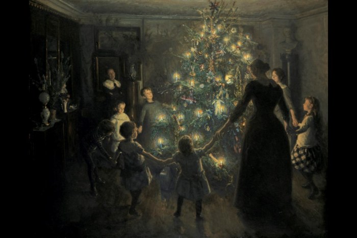 What started the tradition of christmas tree decorating