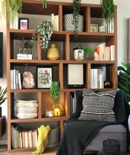 How to decorate wall shelves in living room