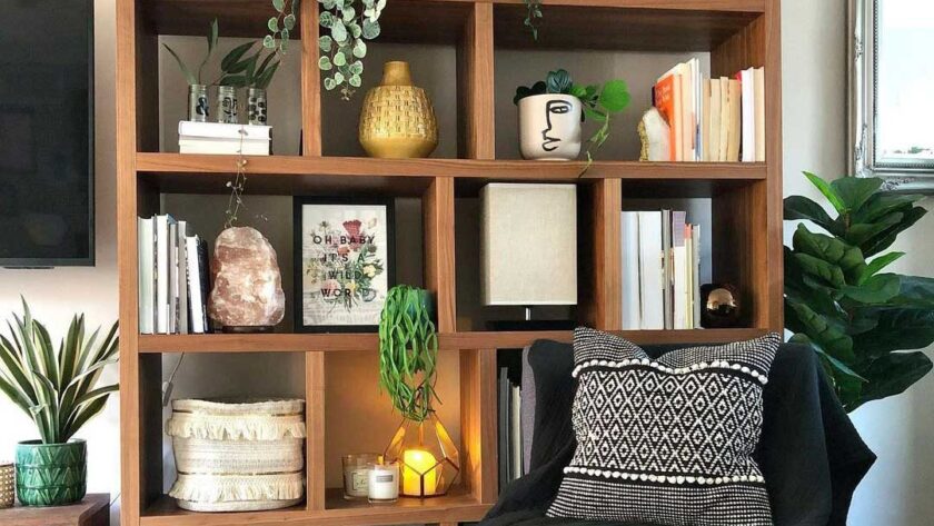 How to decorate wall shelves in living room